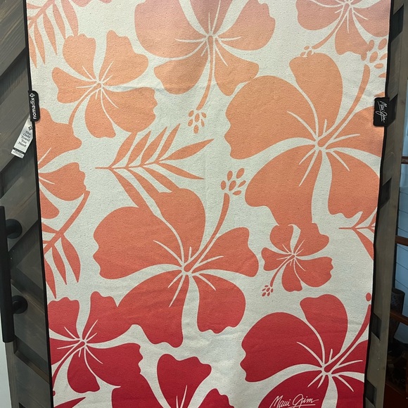 Maui Jim Hawaiian floral, sunset colors, Microfiber, Quick Dry - Picture 2 of 8